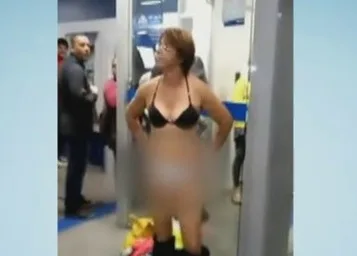 Mulher é barrada por detector e tira a roupa em agência bancária