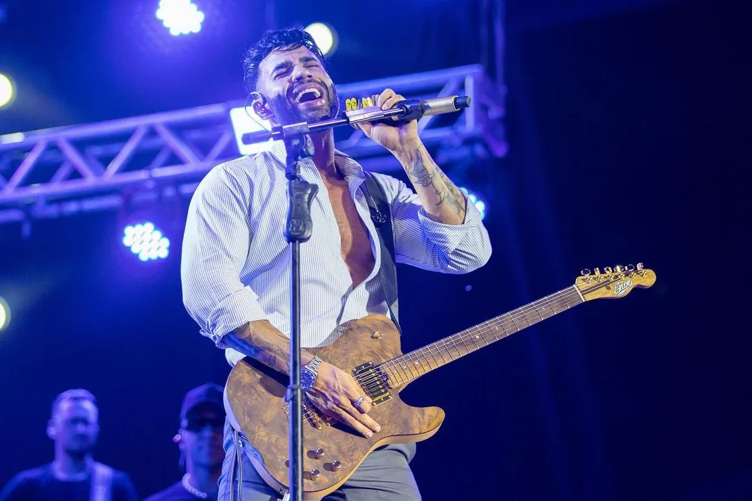 VÍDEO | Gusttavo Lima atende pedido de fã em show e ela desmaia no palco