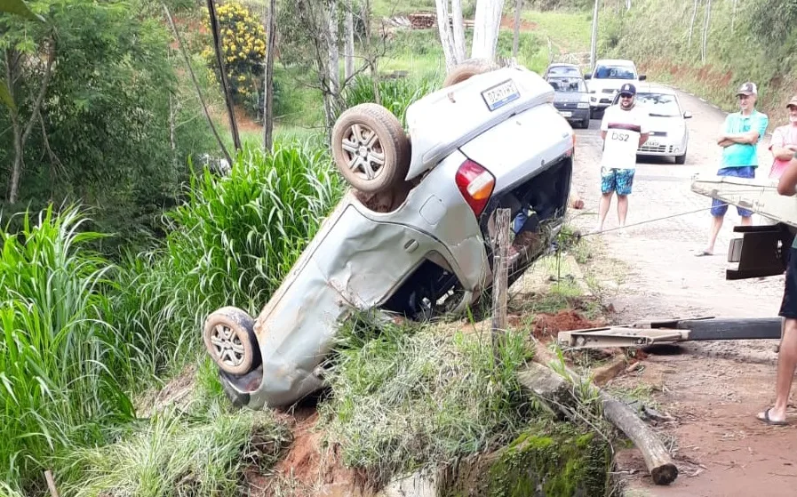 VÍDEO | Carro capota e quase cai em cachoeira no interior do ES