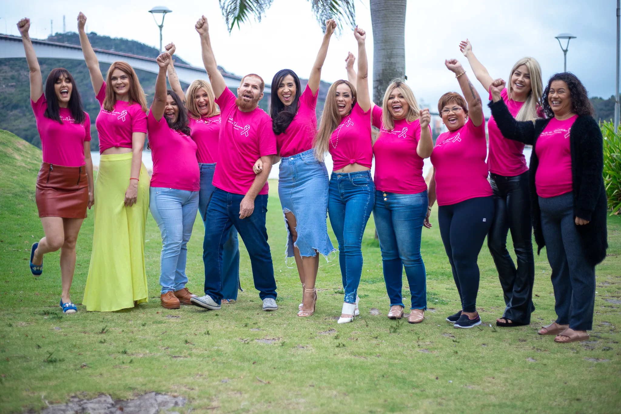 Mulheres que venceram o câncer de mama participam de ensaio fotográfico no Outubro Rosa