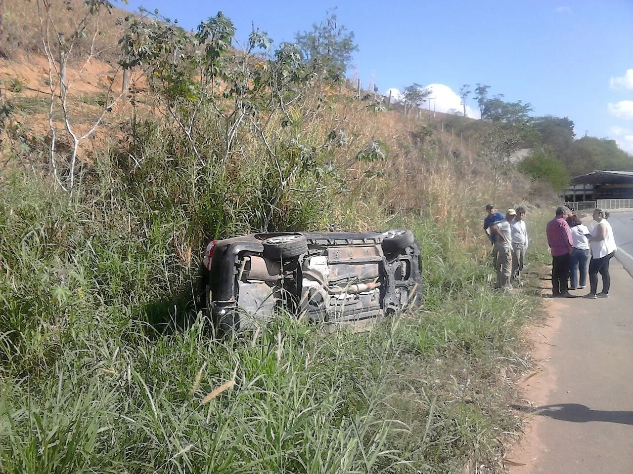 Motorista sai ileso após capotar com veículo na rodovia ES-164 em Cachoeiro