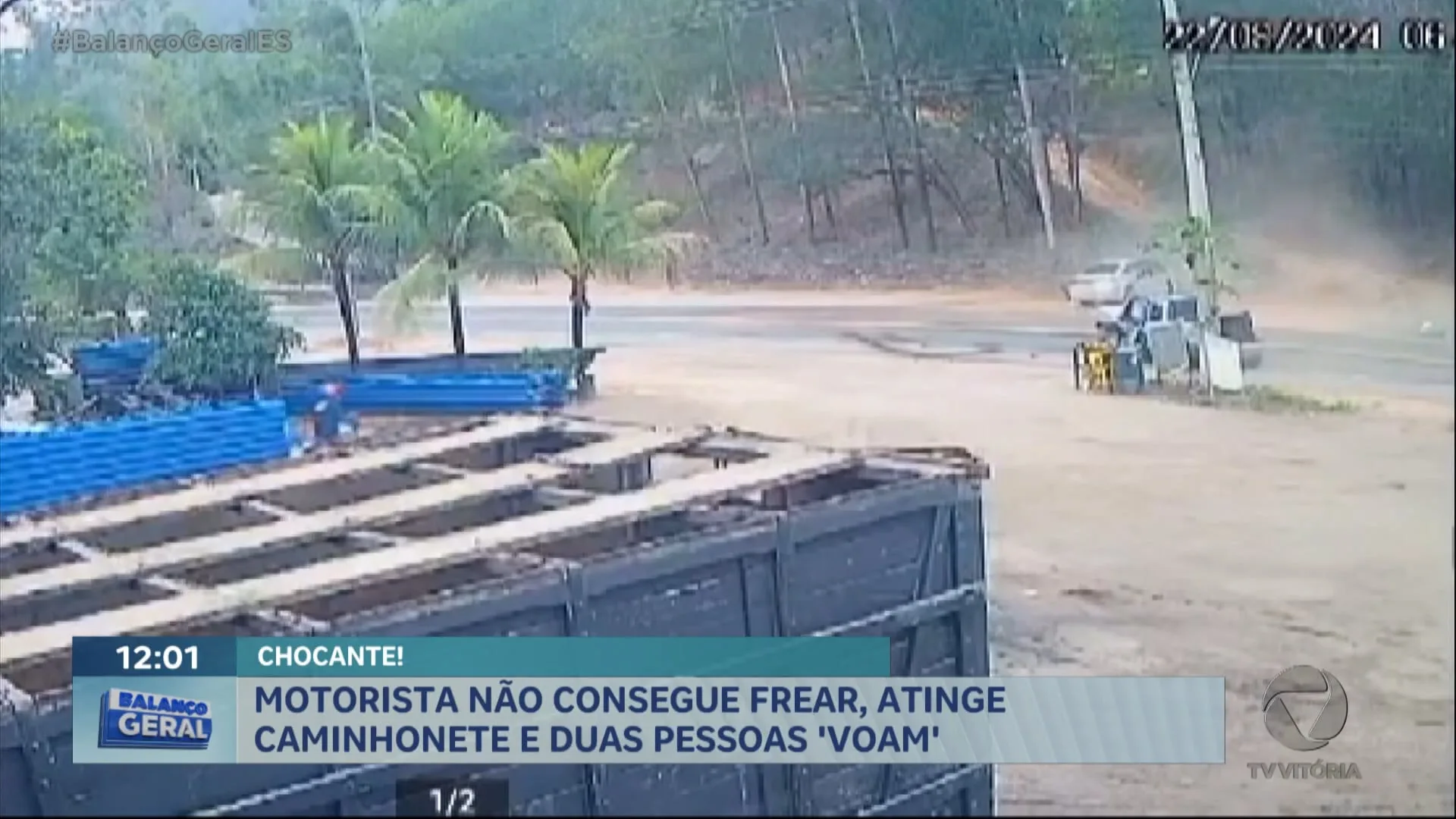 CHOCANTE! MOTORISTA NÃO CONSEGUE FREAR, ATINGE CAMINHONETE E DUAS PESSOAS "VOAM"