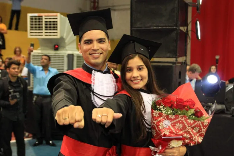 VÍDEO | Com pé no altar! Formando pede namorada em casamento durante colação de grau em Cariacica