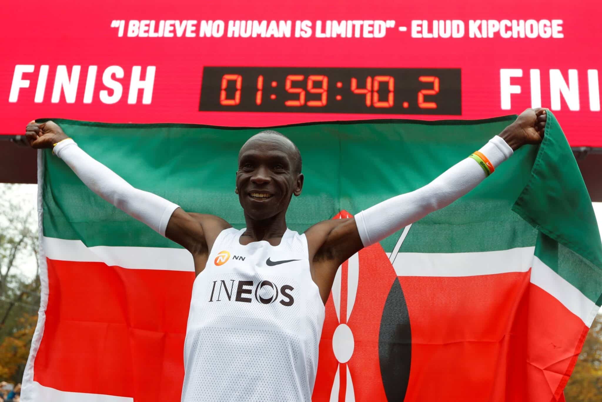 Histórico! Kipchoge quebra recorde e completa maratona em menos de 2 horas.