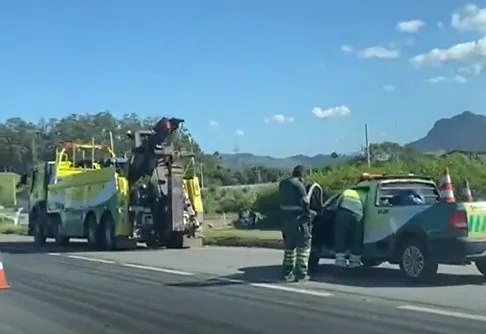 Acidente com carreta causa desvio no trânsito na Rodovia do Contorno