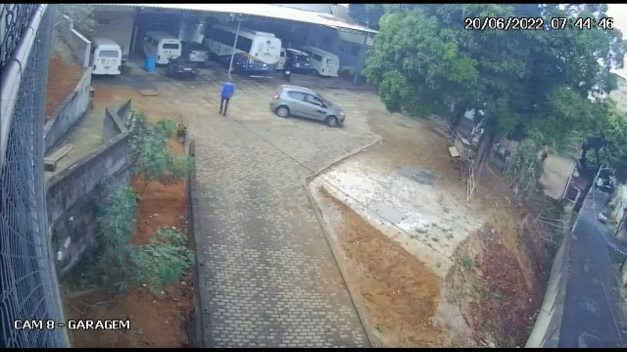 VÍDEO | Carro é roubado no estacionamento da Apae, em Cariacica