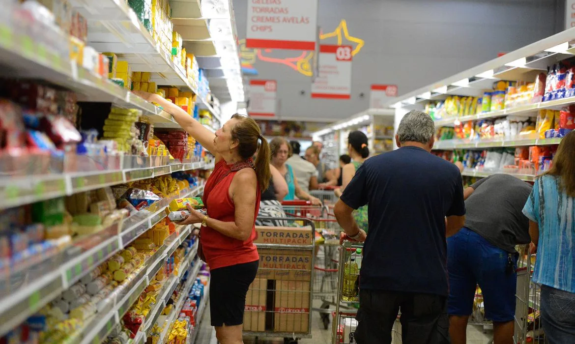 Vitória (ES) – Supermercados lotados e com filas nos caixas e na entrada funcionam em horário reduzido. (Tânia Rêgo/Agência Brasil)