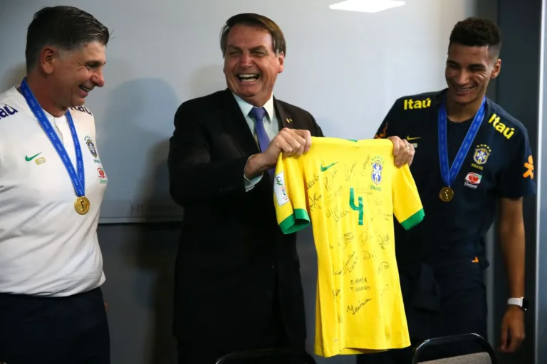 O presidente Jair Bolsonaro parabeniza e posa para foto com a Seleção do Brasil Sub-17 que conquistou ontem (17), em Brasília, o tetracampeonato do Mundial de Futebol da categoria.