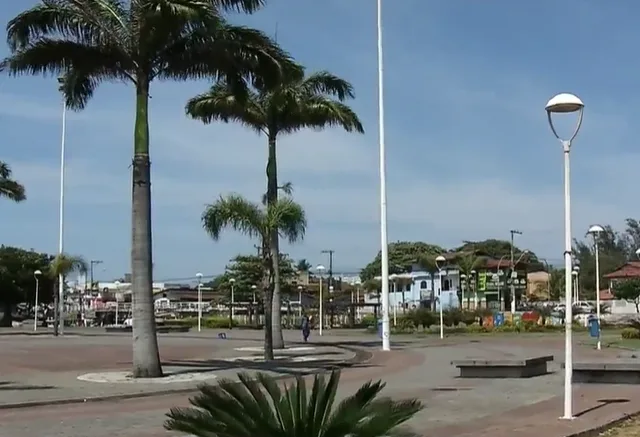 Mulher esfaqueia companheiro durante briga no meio da praça de Jacaraípe