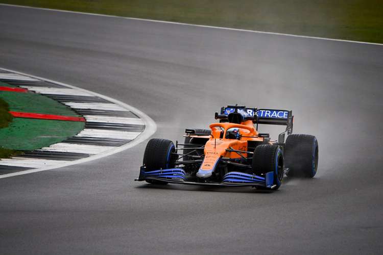 Ricciardo e Norris testam novo carro da McLaren em Silverstone