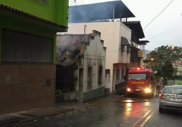 VÍDEO | Incêndio em casa abandonada assusta vizinhos em Cachoeiro