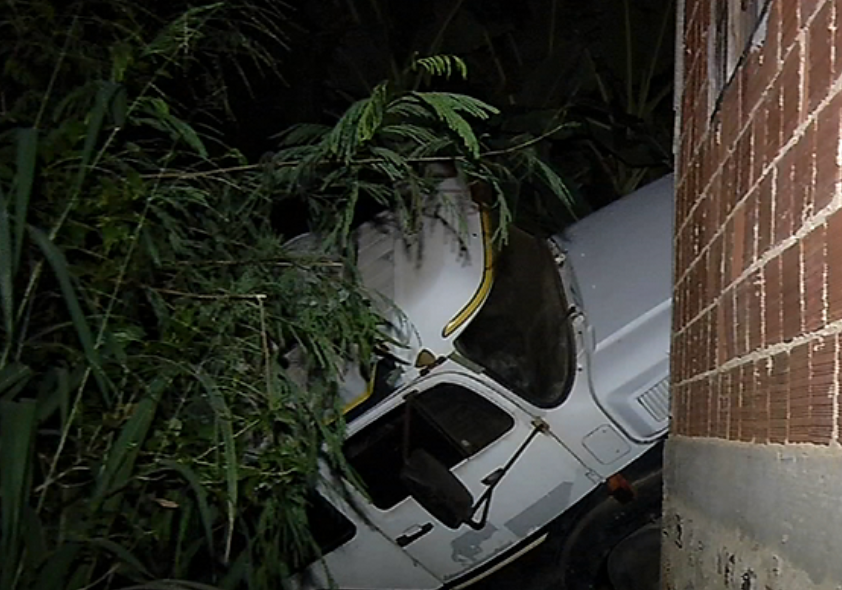 Motorista perde controle de caminhão e invade casa em Serra