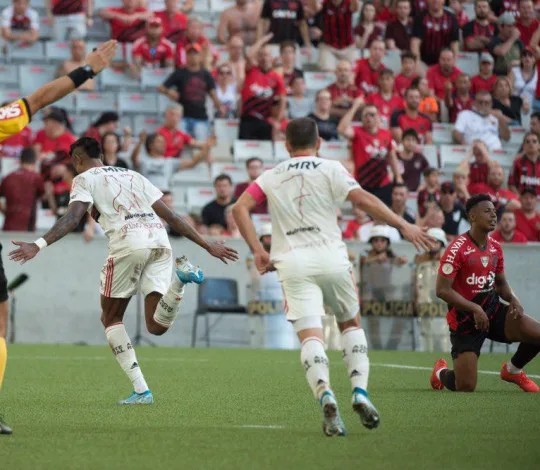 Com show de Bruno Henrique, Fla bate Athletico-PR e mantém vantagem na liderança