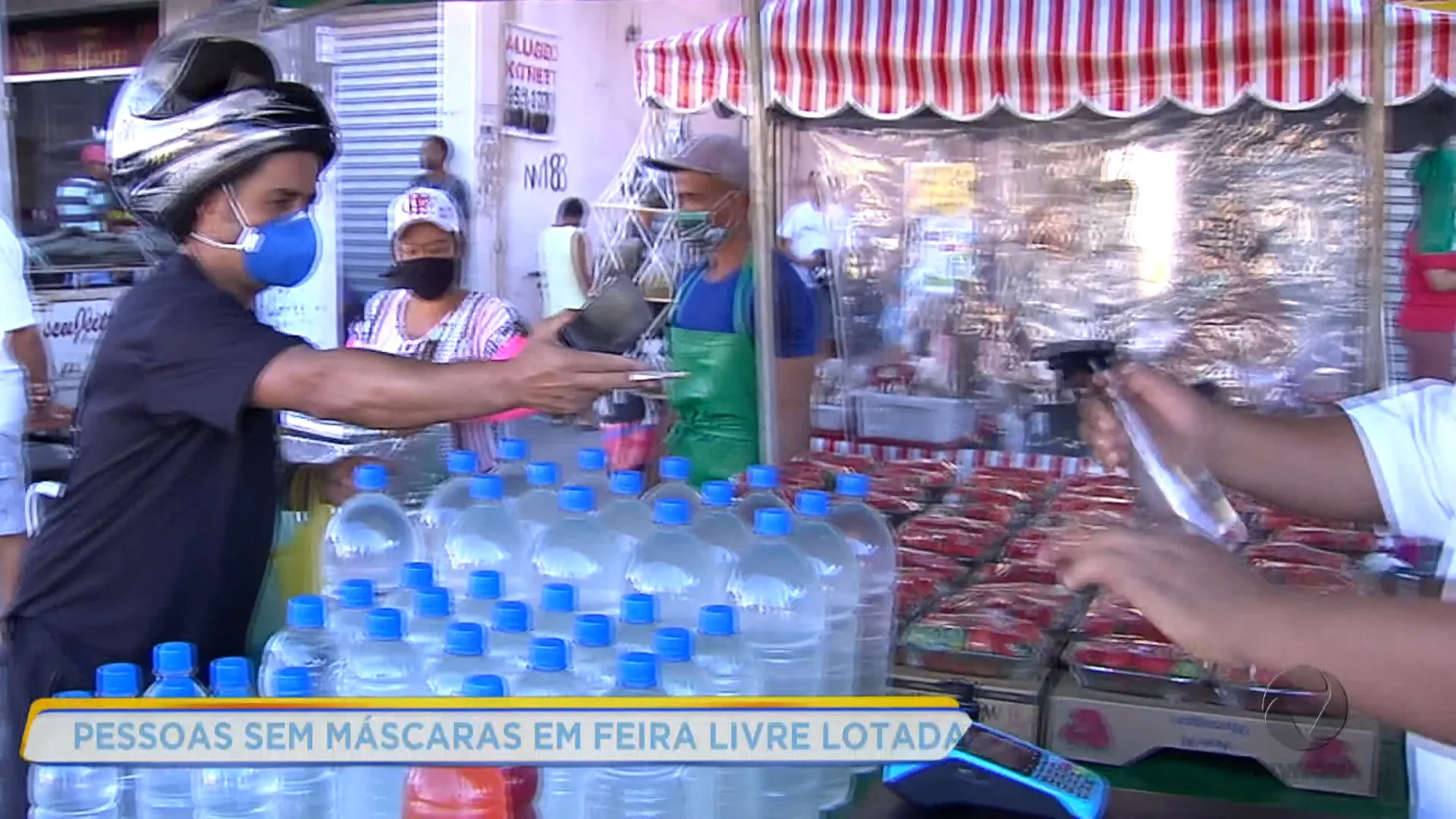 Pessoas sem máscara em feira livre lotada