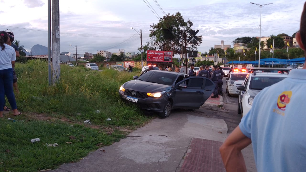 Perseguição acaba em troca de tiros e homem detido após bater carro em Cariacica