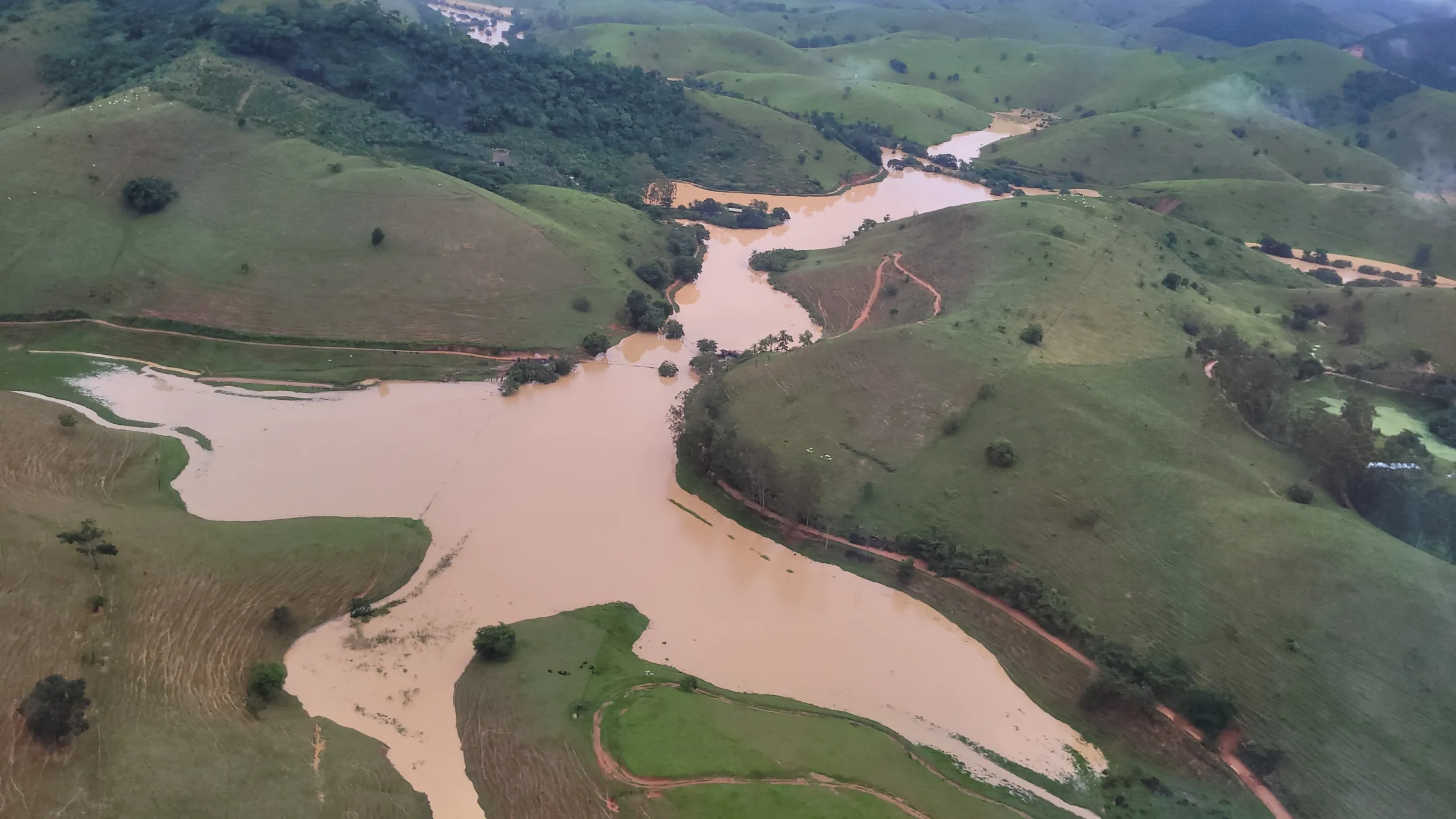 Chuva causa alagamentos, destrói pontes e deixa cidade sem sinal de telefone e internet no ES