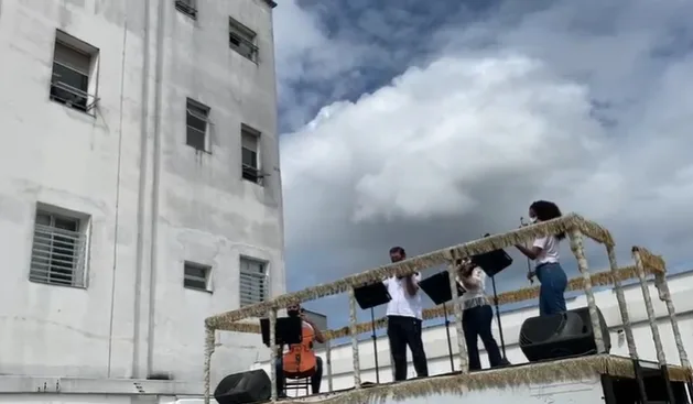 VÍDEO | Orquestra se apresenta para profissionais e pacientes da Santa Casa de Vitória