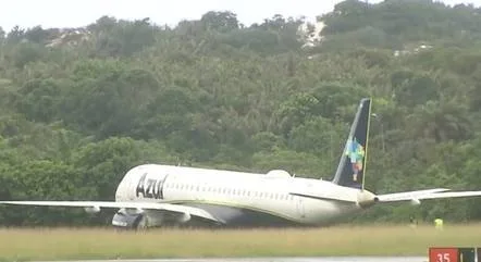 Avião perde controle e sai da pista durante pouso no Aeroporto Internacional de Salvador