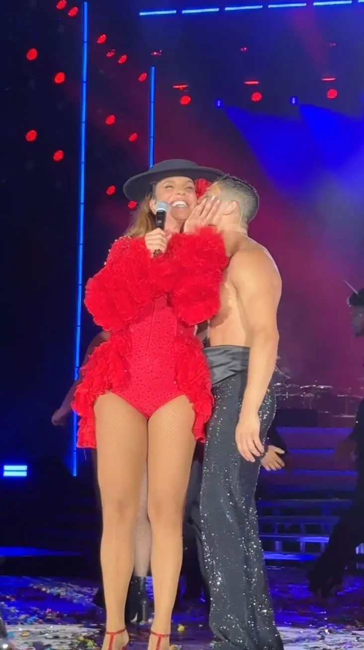 Show de Ivete Sangalo: dançarino do ES faz sucesso e cantora ganha até beijo; veja vídeo (Foto: Reprodução/Instagram @ivetesangalo)