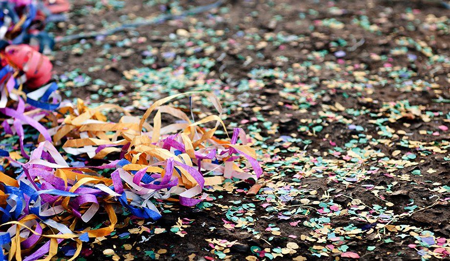 A folia não terminou! Corrida à fantasia agita Camburi na ressaca do Carnaval