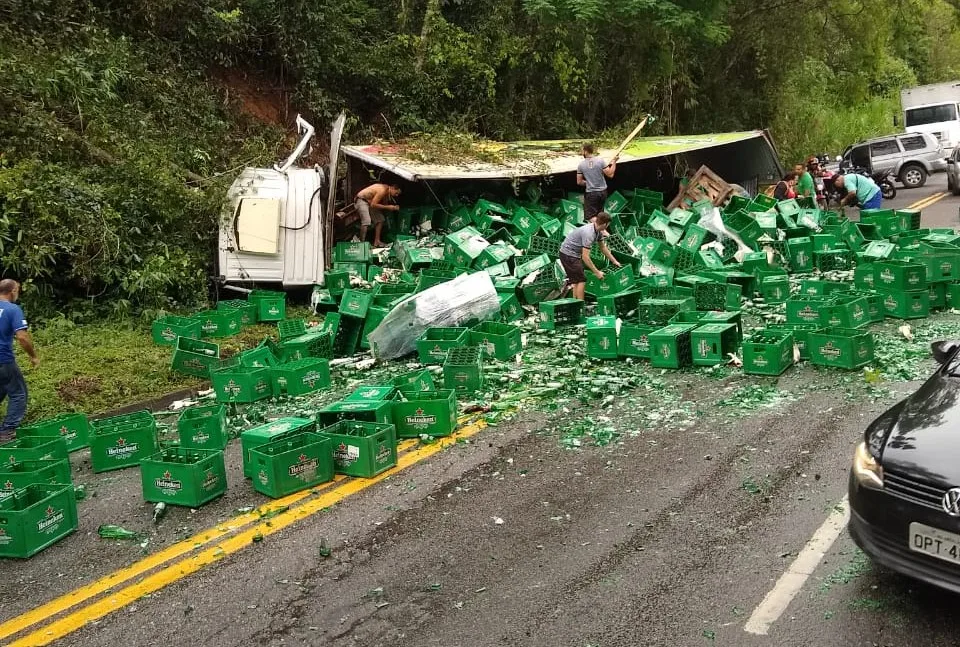 Caminhão carregado de cerveja tomba e é saqueado por moradores em Itapemirim