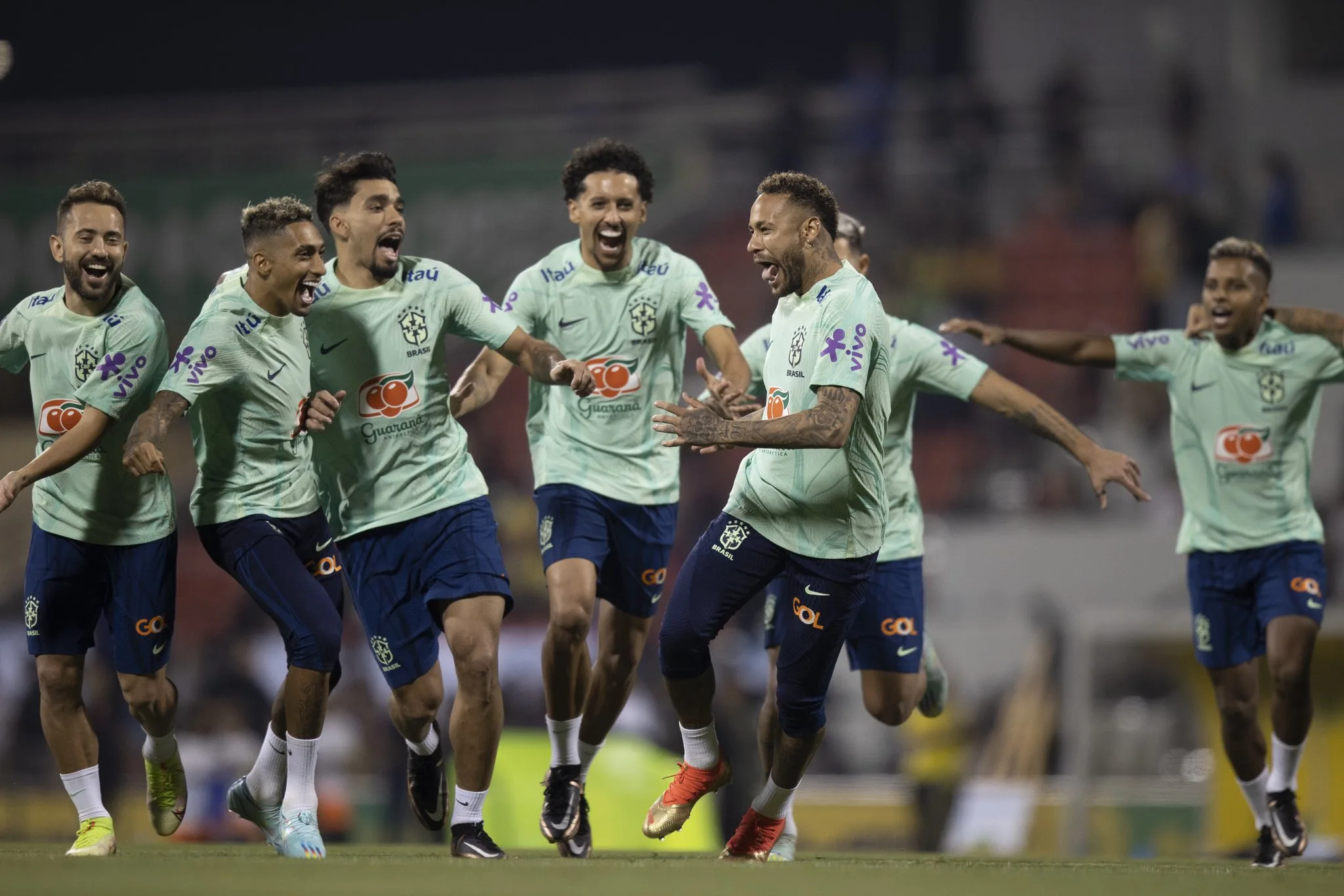 Seleção brasileira faz 2º treino no Catar sob olhares de membro da família real