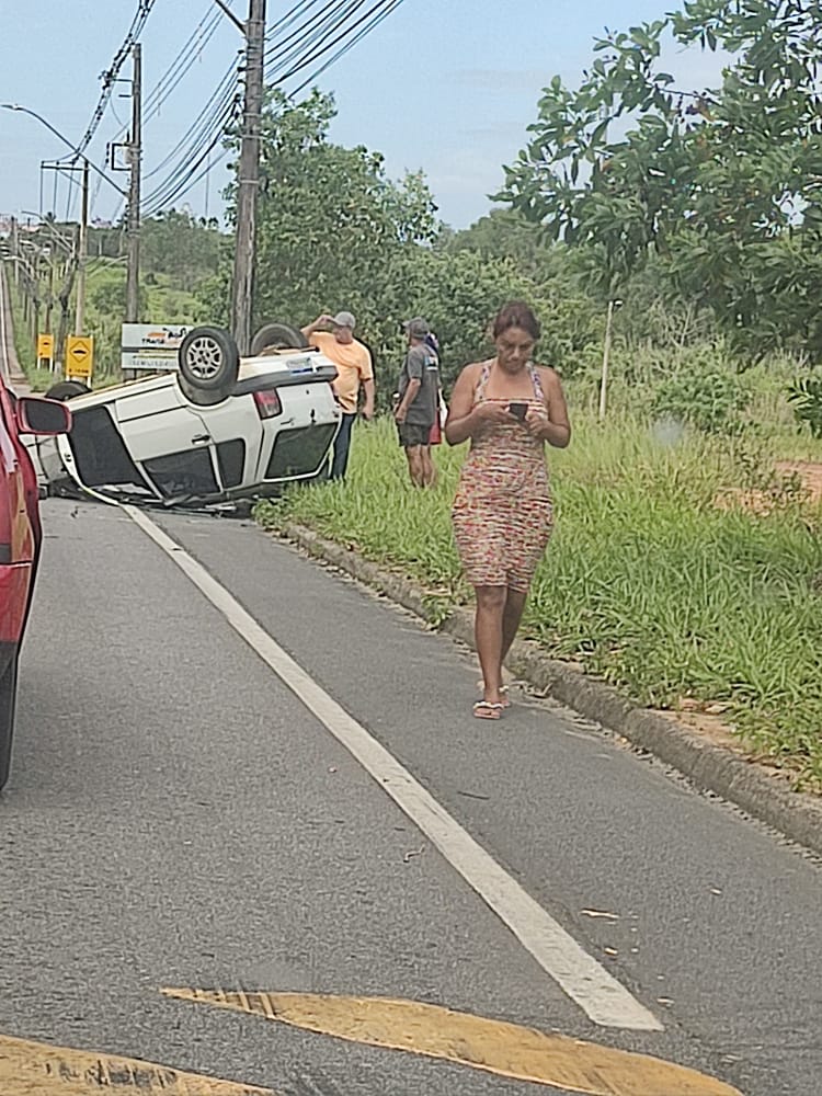 Carro capota após passar por quebra-molas em Aracruz