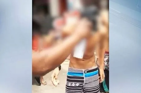 Supostos milicianos pintam cabelos de jovens e polícia investiga vídeo