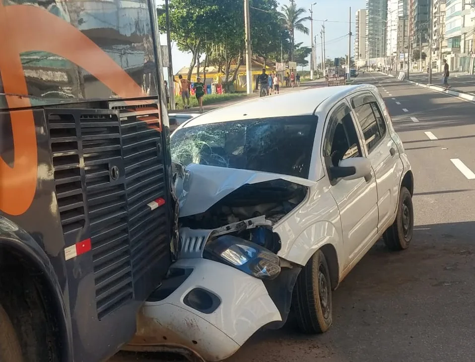 Motorista perde controle de carro e atinge traseira de ônibus estacionado na orla de Itaparica