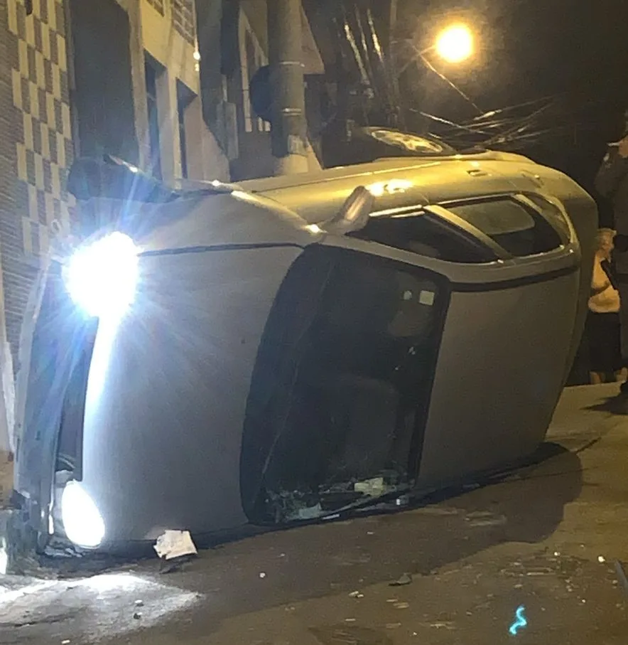 VÍDEO | Perseguição termina com carro capotado e jovens apreendidos em Vila Velha