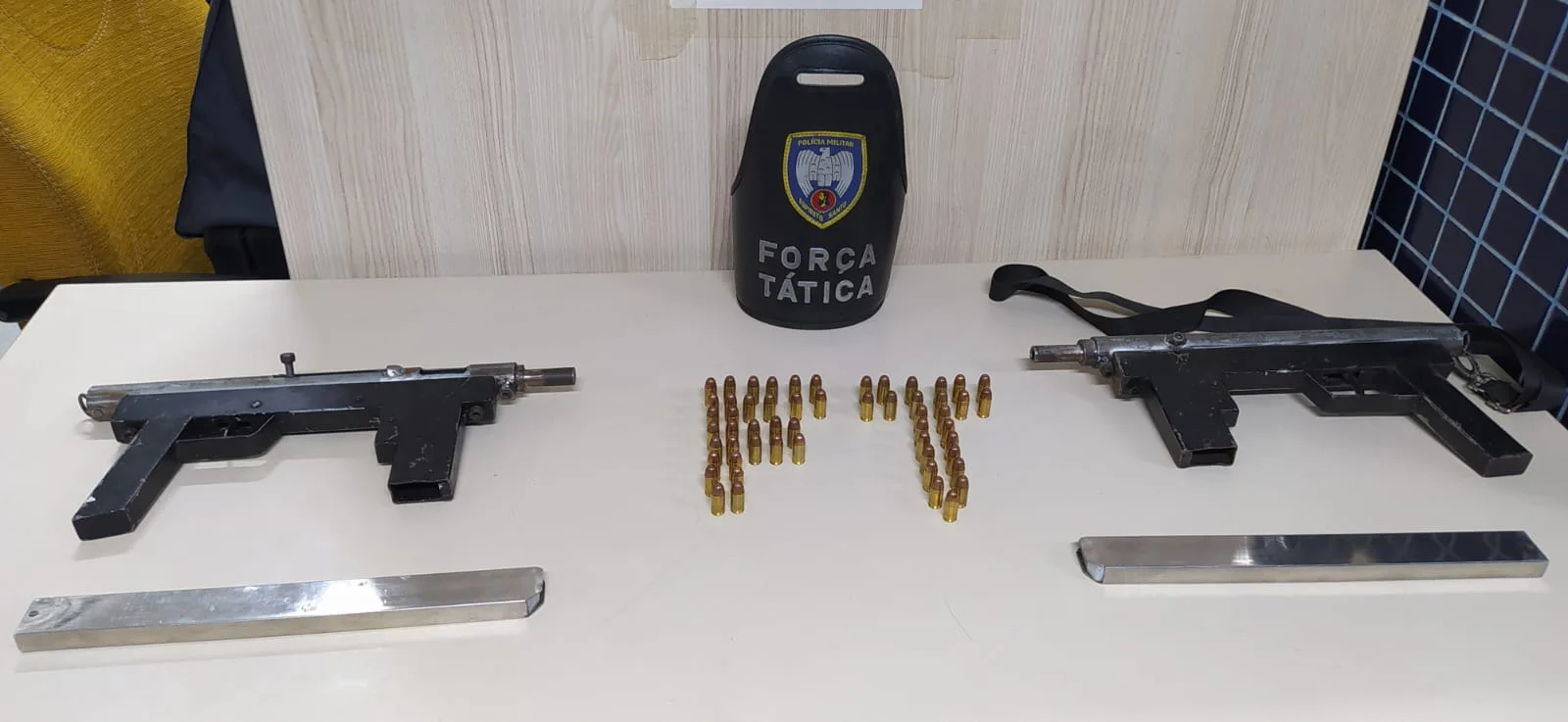 Submetralhadoras são apreendidas pela polícia após bandidos fugirem em Vila Velha