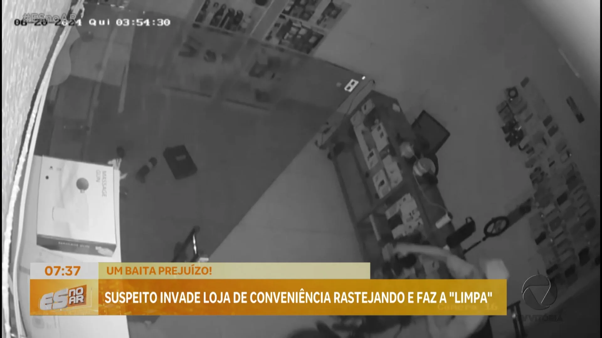 Suspeito invade loja de conveniência rastejando e faz a limpa