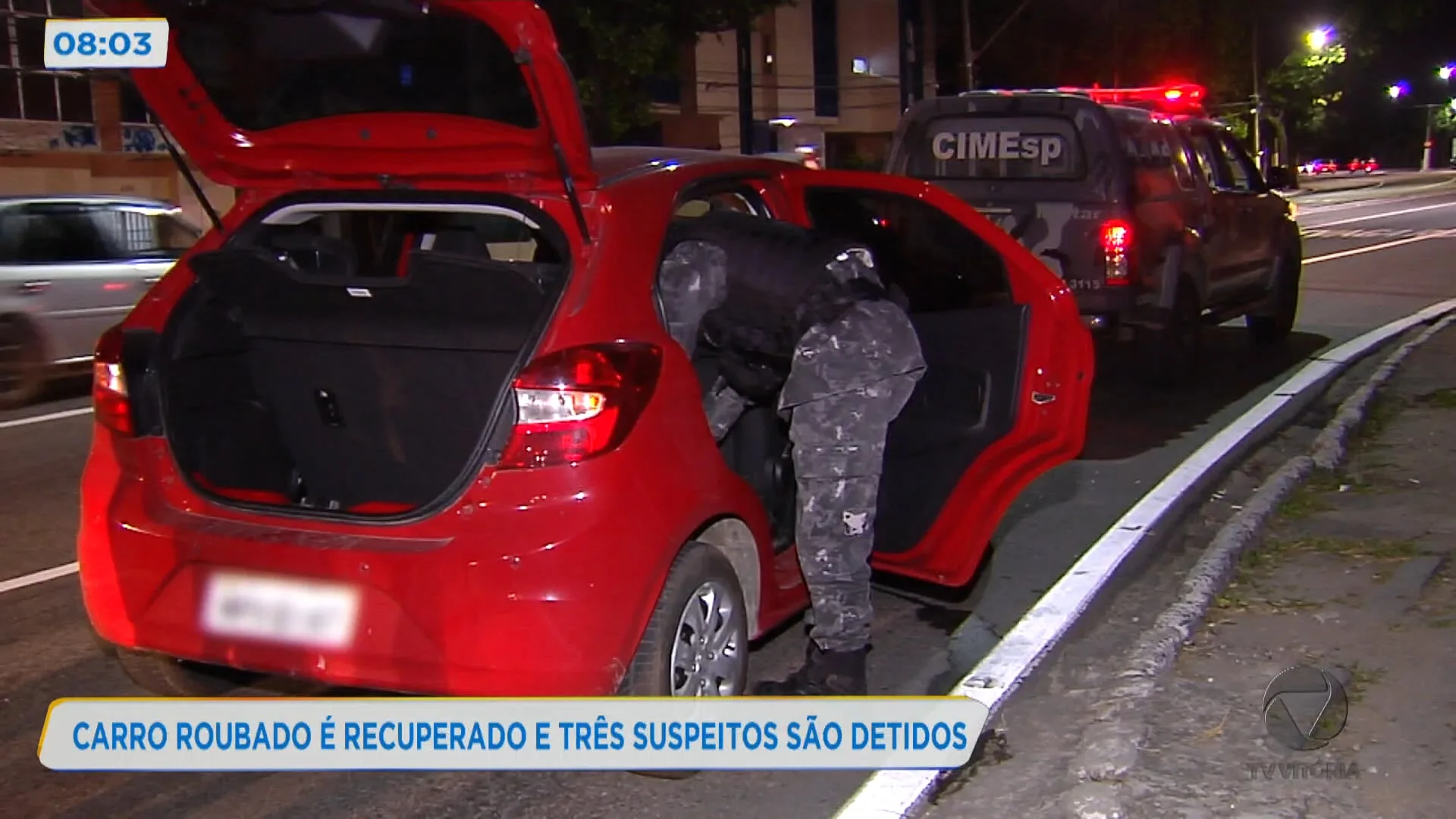 Carro roubado é recuperado e três suspeitos são detidos