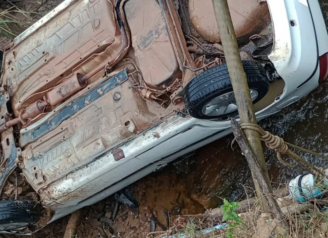 Carro desliza no barro e despenca de ponte em Presidente Kennedy