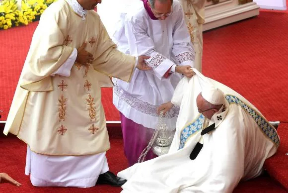 Papa Francisco cai durante missa na Polônia