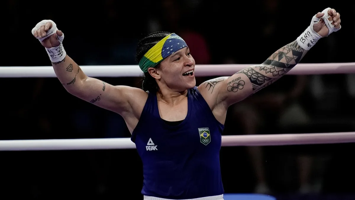 2024.07.29 – Jogos Olímpicos Paris 2024 – Boxe Feminino – Beatriz (Bia) Ferreira (de azul) em ação contra a norte-americana Jajaira Gonzalez na Arena Paris Norte, nesta segunda-feira (29), pelas oitavas de final do boxe feminino categoria até 60kg. Foto: Alexa