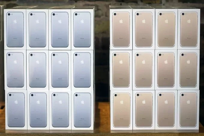 Chinesa com 20 namorados pede 1 iPhone para cada, vende e compra casa