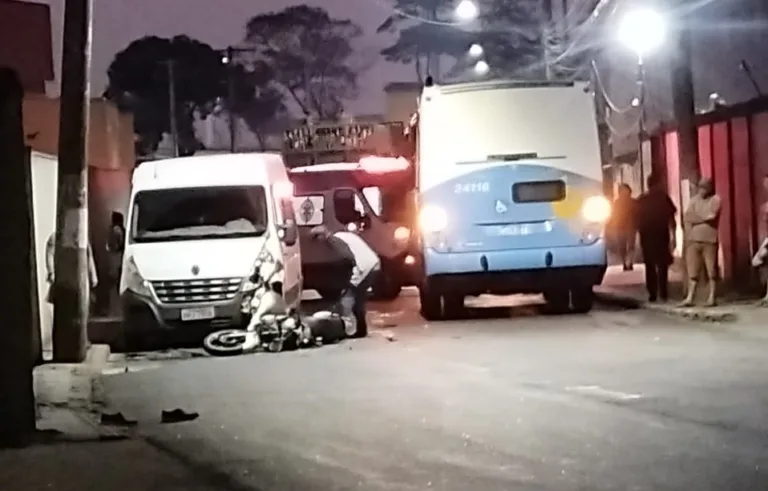 Motociclista é arremessado contra o para-brisa de ônibus após colidir com uma van na Serra