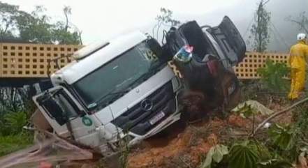 Deslizamento de terra mata uma pessoa e carrega até carro de prefeito no Paraná