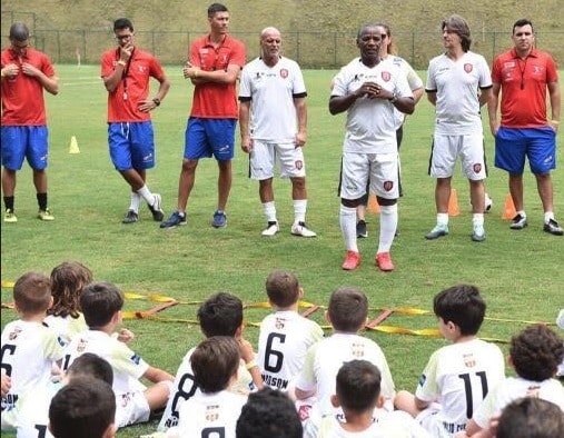 Ex-jogadores do Flamengo, Adílio e Uri Geller são atrações de evento em Domingos Martins (ES) neste final de semana