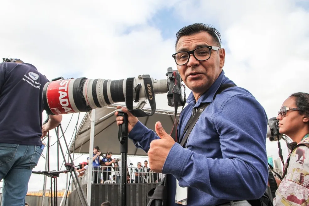 Corpo do repórter fotográfico Dida Sampaio é sepultado em Brasília