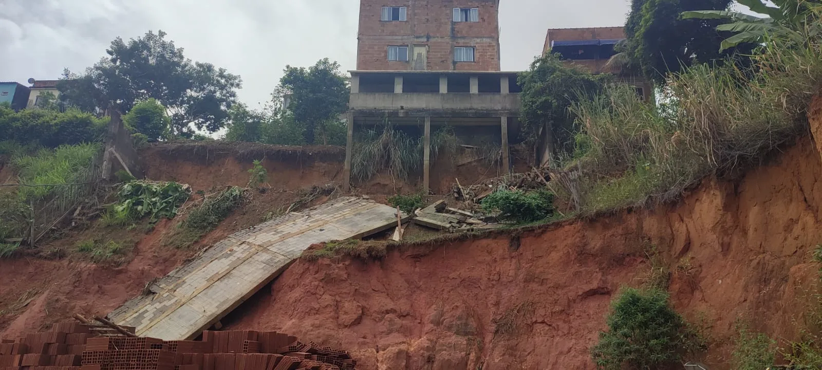 Chuva provoca queda de muro e prédio corre risco de desabar em Cariacica