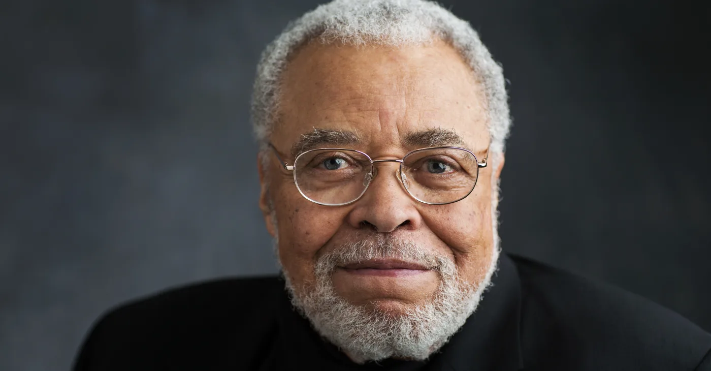 James Earl Jones, ator e voz de Darth Vader, morre aos 93 anos