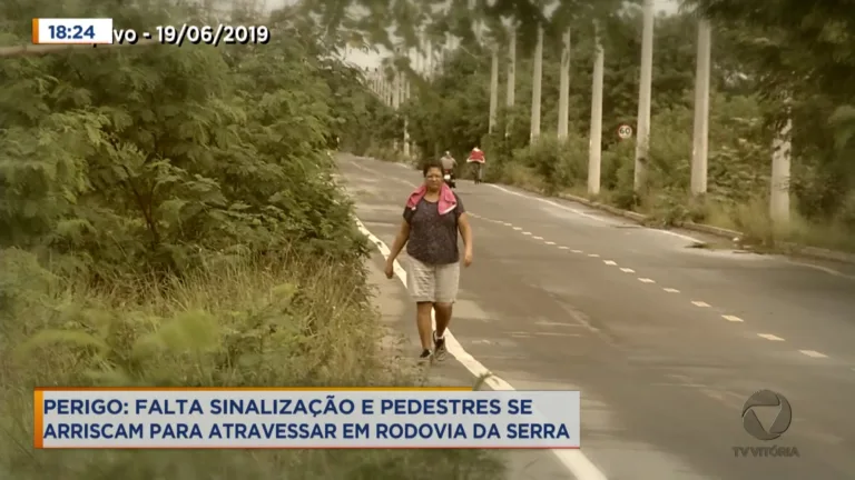Sem sinalização, pedestres disputam espaço na calçada em rodovia da Serra