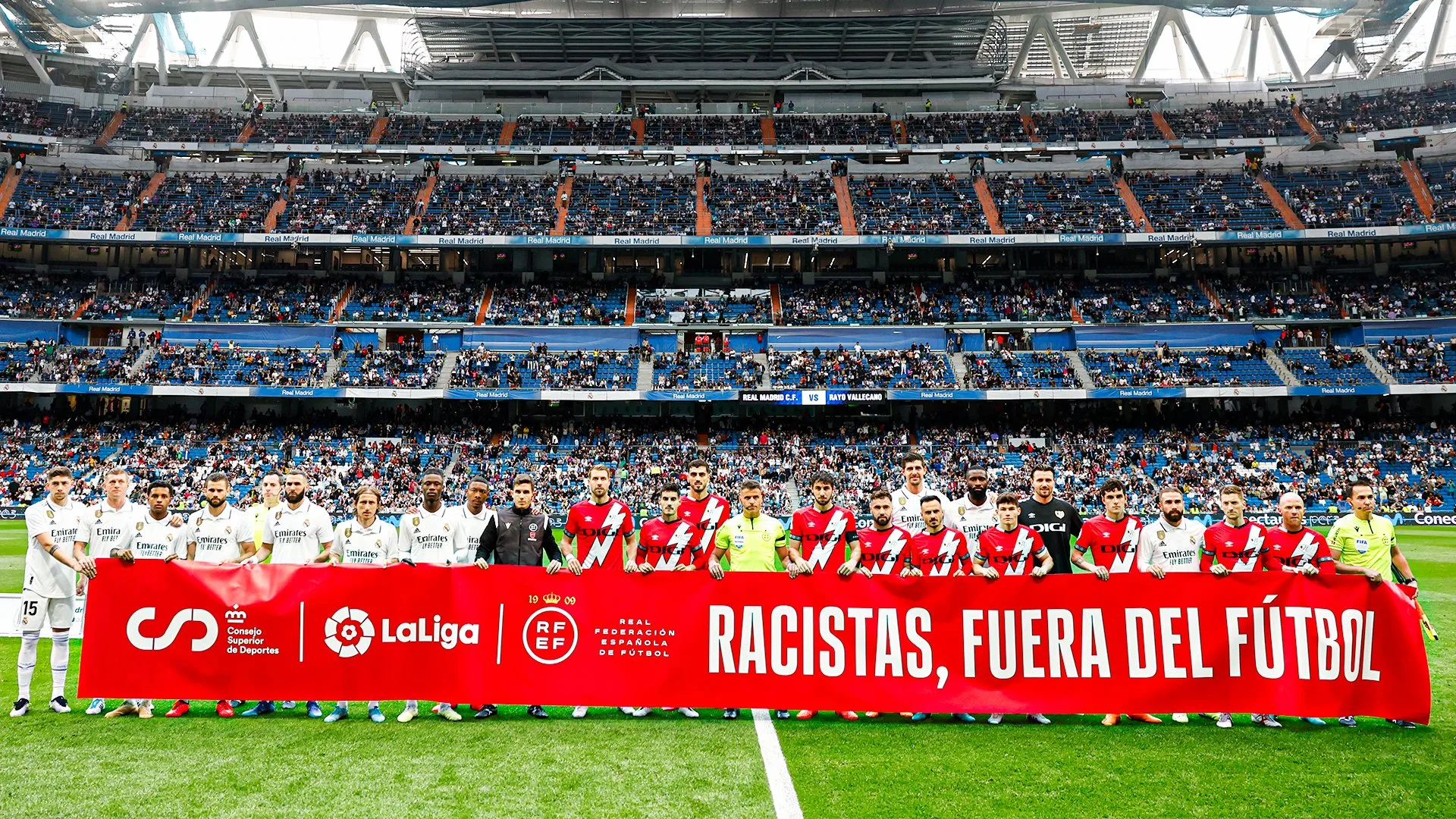 Vini Jr. recebe apoio do Real e da torcida em jogo com Rayo Vallecano após caso de racismo