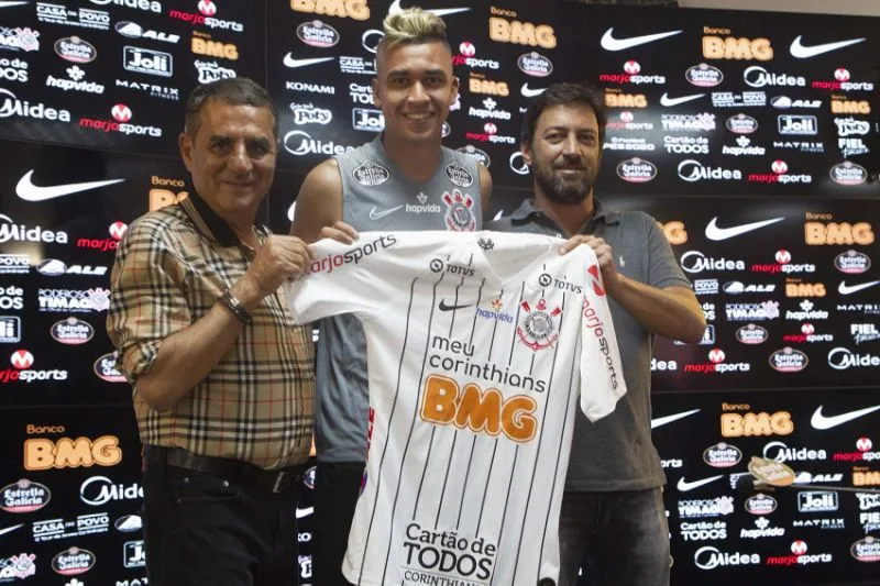 Cantillo recebe a 8 do Corinthians em homenagem a Rincón: 'Difícil fazer igual'