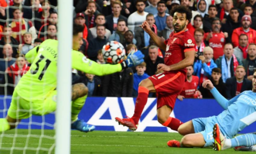 Liverpool abre vantagem duas vezes, mas cede empate ao City em jogo espetacular