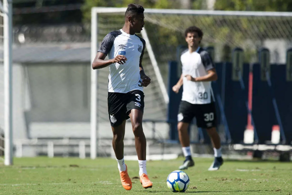 Peres vê risco do Santos perder Bruno Henrique e Victor Ferraz por salário maior