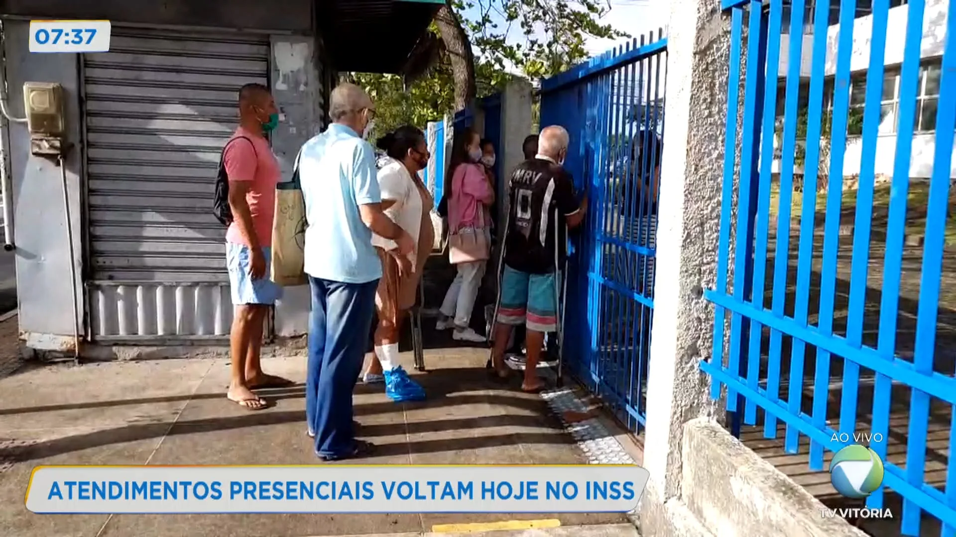 Inss retoma atendimentos presenciais mas pessoas ficam na fila sem atendimento