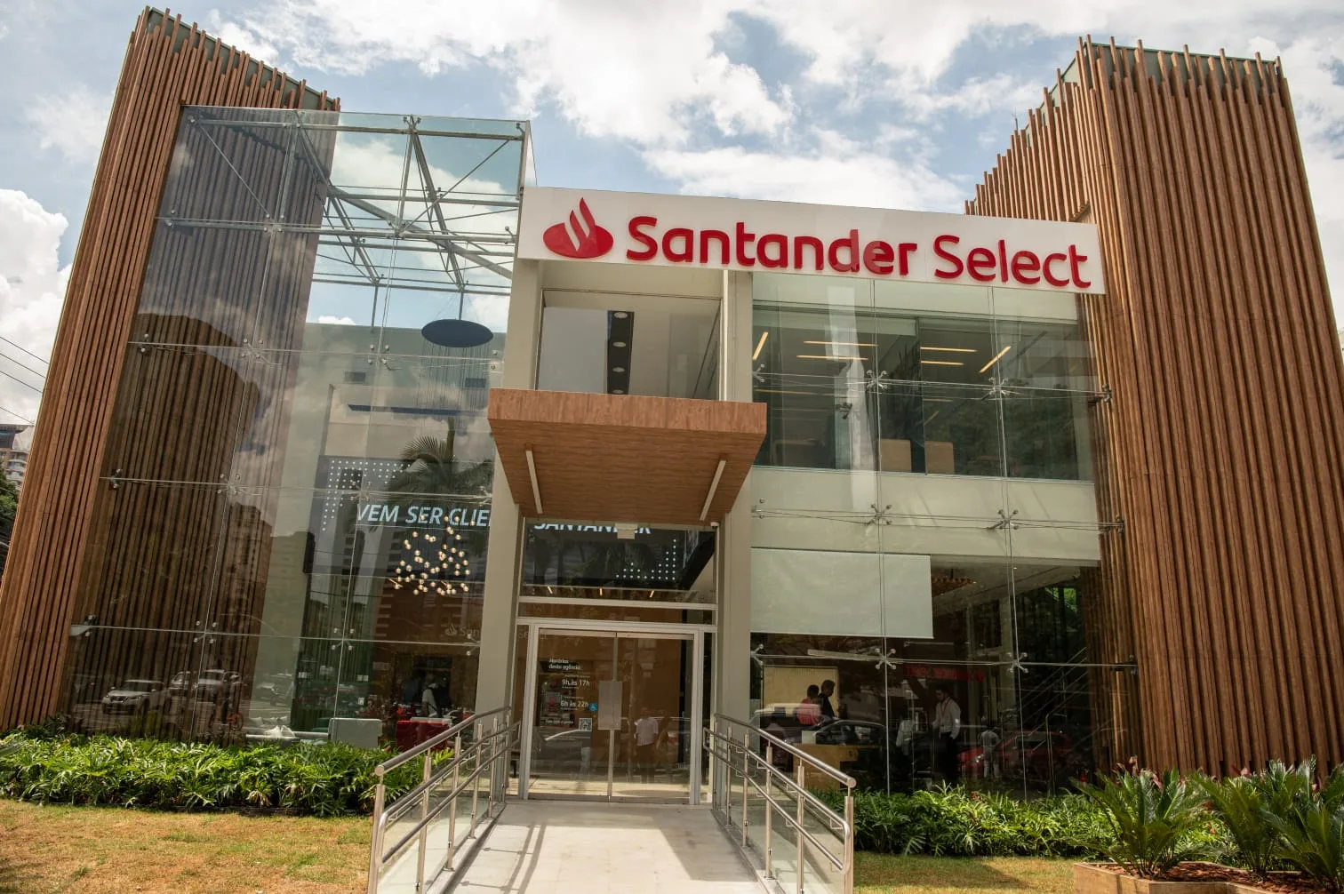 Santander Select contrata especialistas em clientes de alta renda